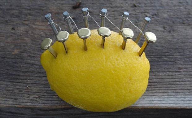 Как с помощью лимона, нескольких гвоздей и проволоки развести костер