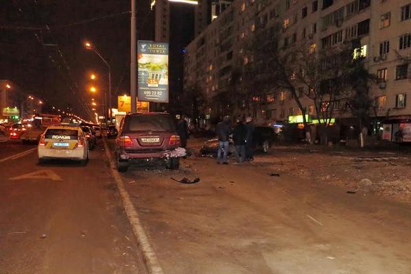 В Киеве автомобиль BMW вытолкнул Renault на тротуар(фото)
