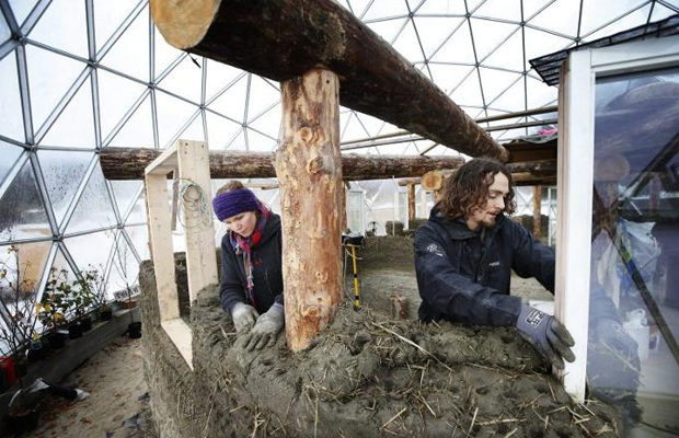 3 года в Арктике живёт норвежская семья благодаря геокуполу
