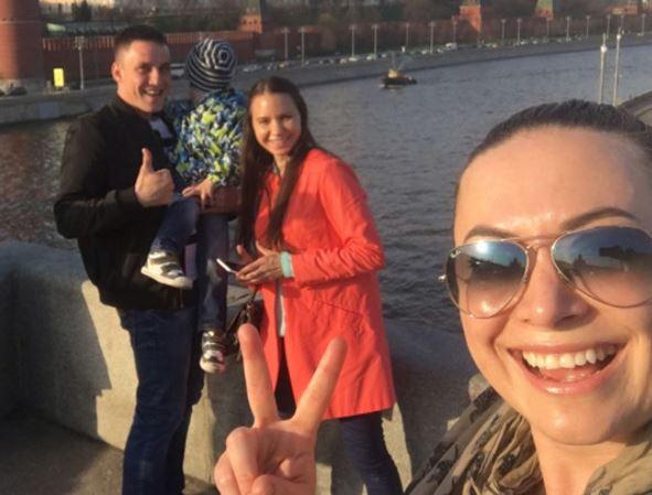Сестра Жанны Фриске прогулялась по Москве с племянниками