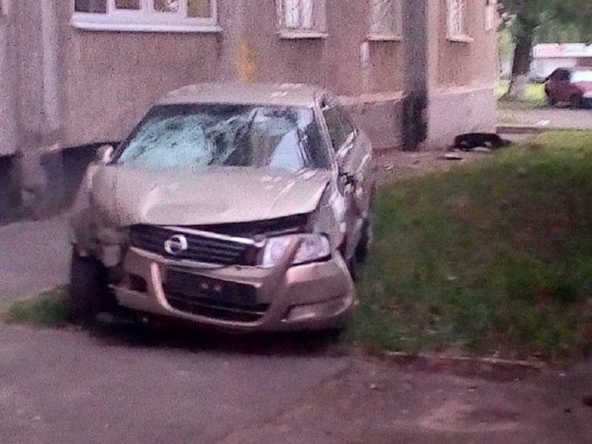 В Харькове Nissan снес агитационную палатку и влетел в дом: фото и видео с места ДТП