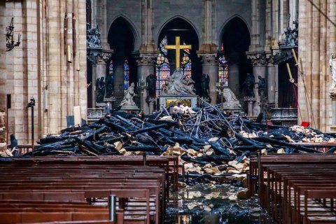 Во Франции принят закон о реставрации сгоревшего Нотр-Дам де Пари