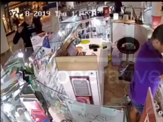 Подтибрил мобилку у продавца: в Киеве на камеры влип очередной беспардонный вор(видео)