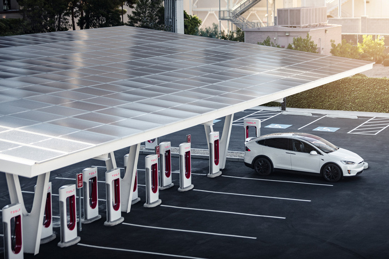 Tesla отворила первую станцию с почитай 40 зарядками Supercharger V3