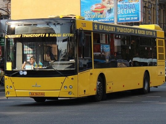 В Киеве обстреляли автобус: первые детали происшествия
