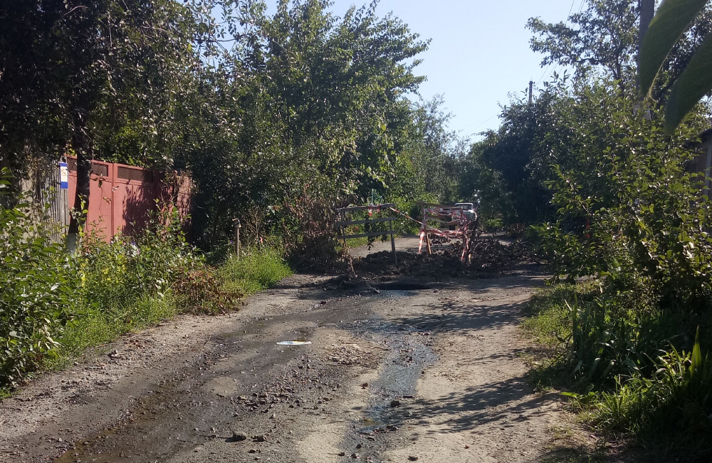 Вісті з Полтави - Мешканці Юрівки скаржаться на «Полтававодоканал» — два тижні вулицею тече вода
