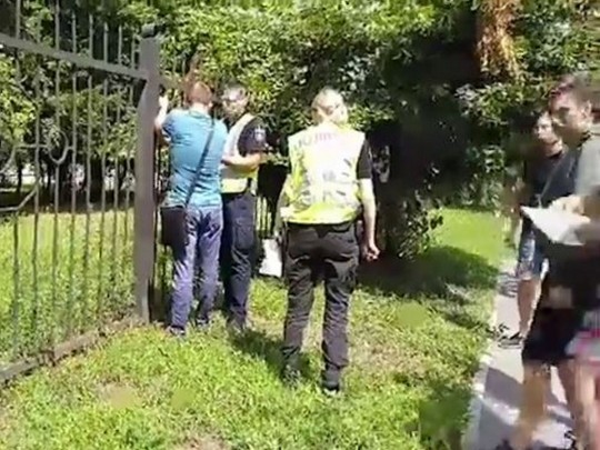 В Киеве полицейским пришлось усмирять пьяного водителя, разгромившего несколько автомобилей(видео)