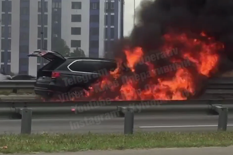 В Киеве на проспекте Бажана сгорел BMW X5