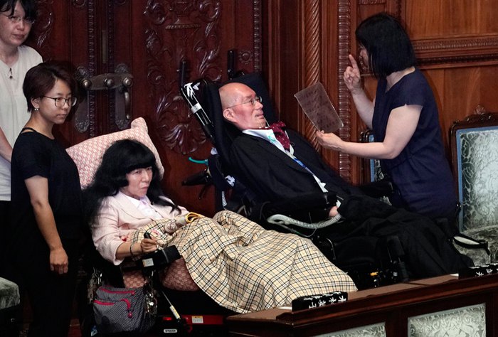 В парламент Японии избрались двое депутатов с бедственной инвалидностью