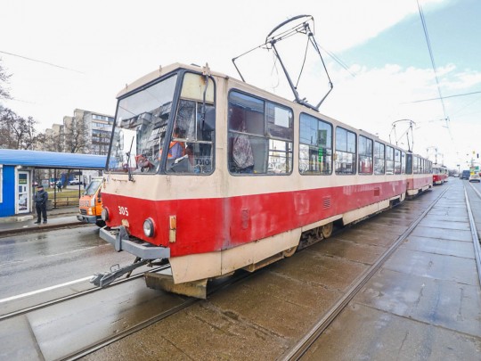 В Киеве пассажиры трамвая сдвинули авто "героя парковки": появилось видео