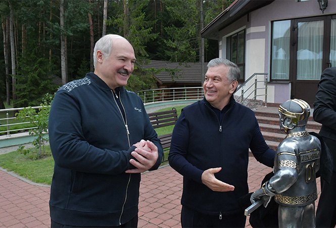 ​Президент Узбекистана подарил Лукашенко статуэтку хоккеиста с его мурлом и потаенный дверкой