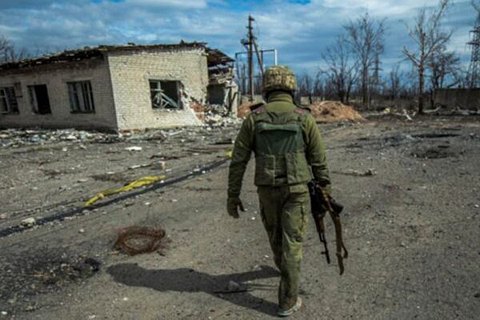 В итоге обстрела боевиков на Донбассе изранен военный