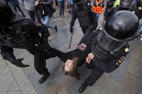 Среди более 1000 задержанных на акции в Москве - 50 несовершеннолетних