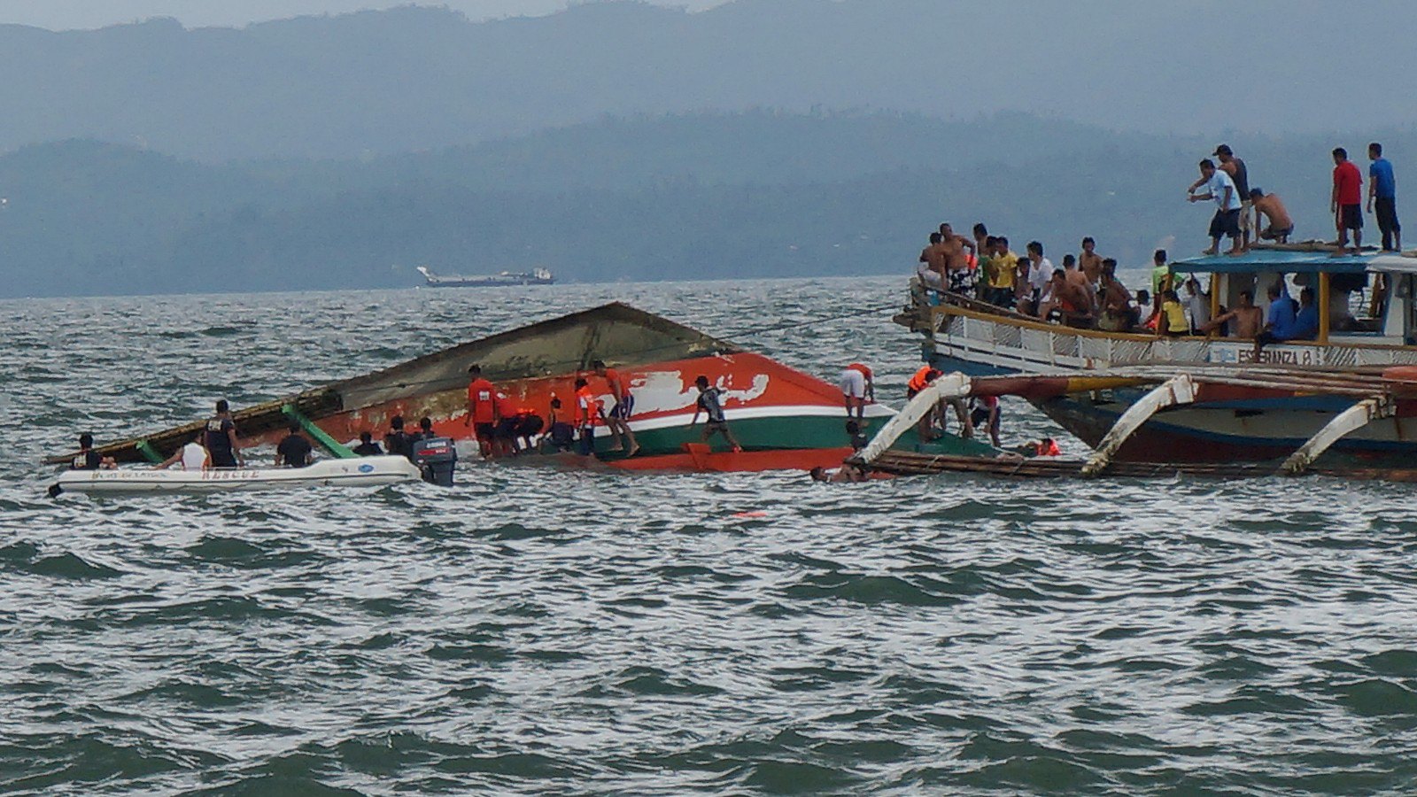Близ 30 человек погибли в итоге крушения трех паромов у побережья Филиппин