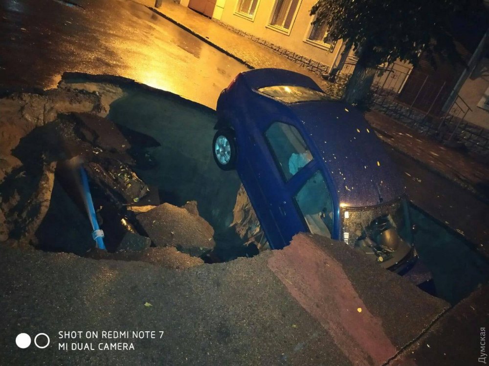 В Одесской области автомобиль завалился в образовавшуюся после ливня яму на дороге