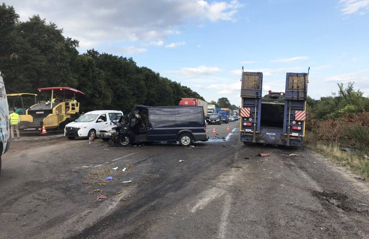 Вісті з Полтави - Під Полтавою сталася потрійна ДТП за участю вантажівки з військовою технікою — є травмовані