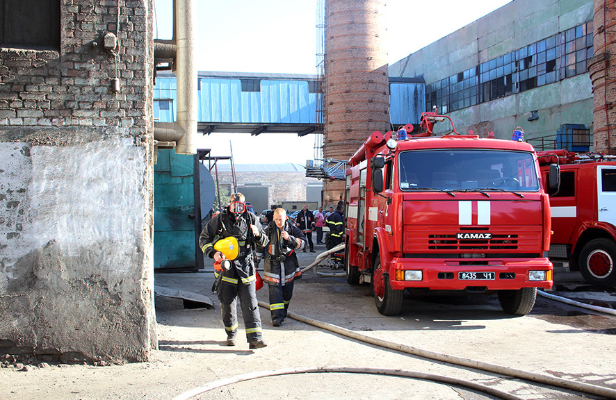 Вісті з Полтави - Пожежу на покинутому заводі ГРЛ рятувальники тушили протягом 5 годин(відео)