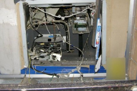 Безвестные подорвали банкомат в селе Днепропетровской области