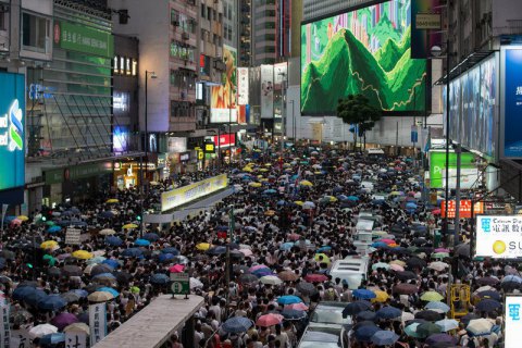 Полиция Гонконга применила против демонстрантов слезоточивый газ