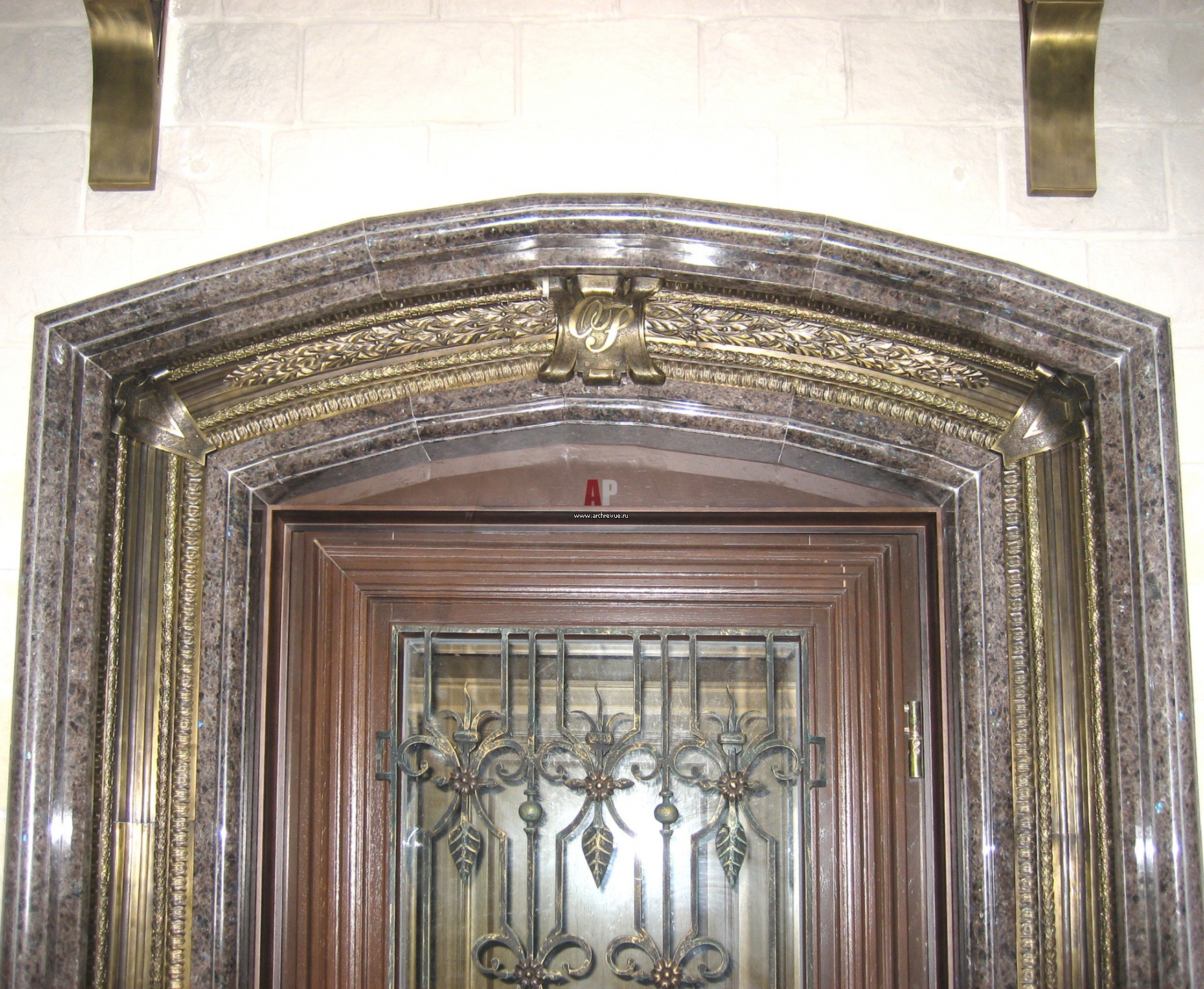 Входные металлические двери с ковкой и декоративные элементами железные и стальные