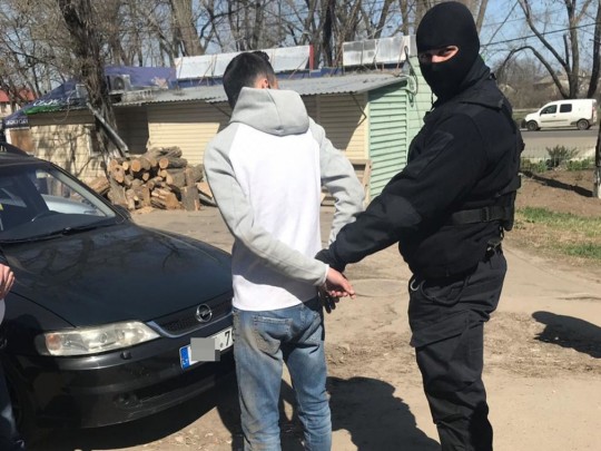 Настал на лик задержанному: в Николаеве поступок неадекватного полицейского вытребовал возмущение прохожих(видео)