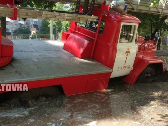 Не доехали на вызов: в Харькове пожарная машина провалилась под землю(фото)