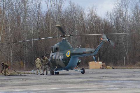 В Бродах военный вертолет Ми-2 упал на бок во времена взлета