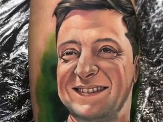 В Украине появилась мода на тату с изображением Зеленского(фото, видео)
