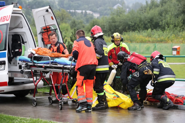 В польских Татрах миновала мощная ураган, к поиску пострадавших привлечено четыре вертолета