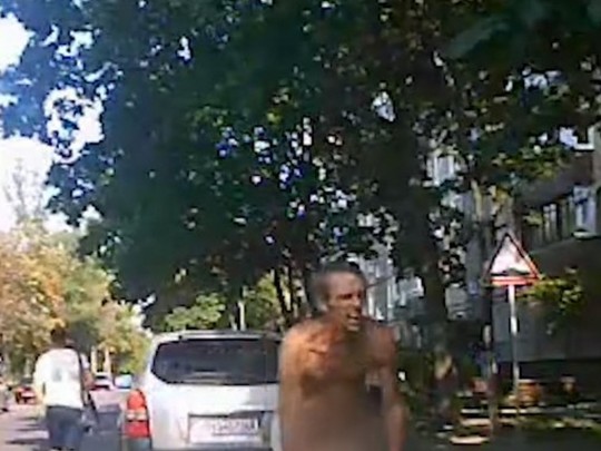 Неадекват в Днепре гонялся нагим по улице и кидался на людей: в сеть влетело видео