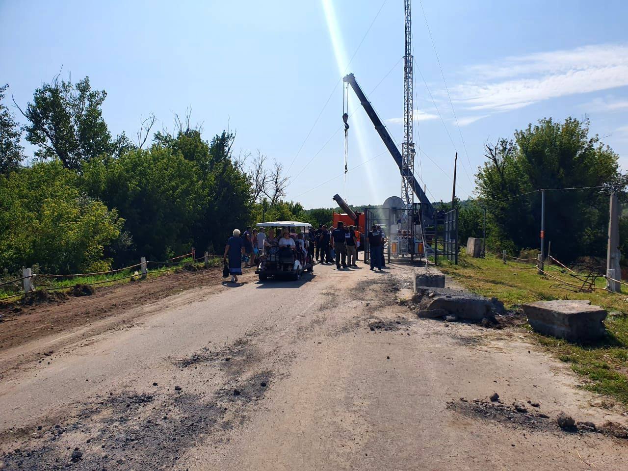 Сотрудники ГосЧС взялись демонтаж фортификаций близ моста в Станице Луганской