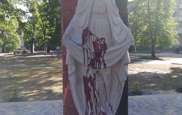 Под Житомиром облили краской новый памятник защитникам Украины