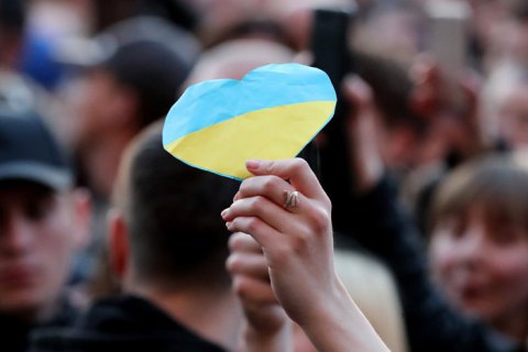 Зеленский предложил украинцам раскрасить в желто-синие цвета всю планету