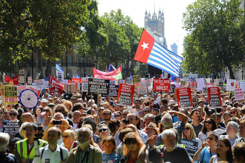 Тысячи британцев вышли на улицы из-за решения Джонсона приостановить работу парламента