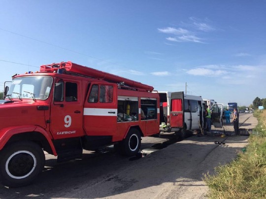 Под Днепром грузовик врезался в маршрутку: более десятка пострадавших(фото, видео)