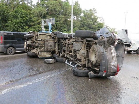 Автопобоище на Житомирской трассе под Киевом: повреждены шесть авто, есть потерпевшие(фото)