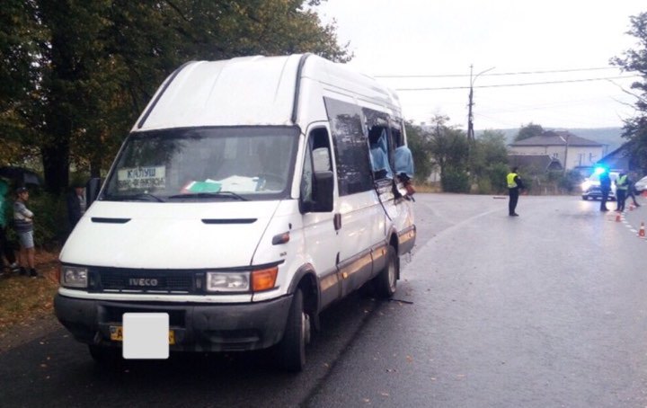 На Прикарпатье рейсовый автобус столкнулся с фурой, погибла женщина
