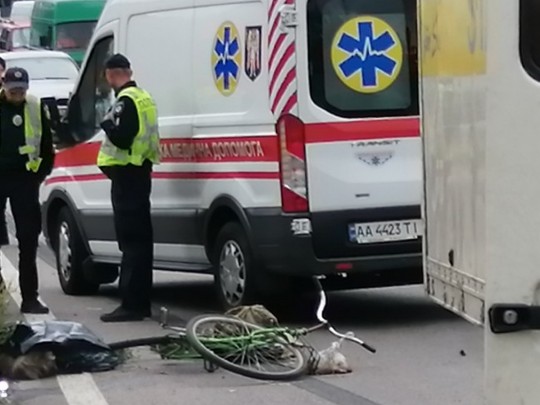 В Киеве под колесами грузовика погиб велосипедист(фото)