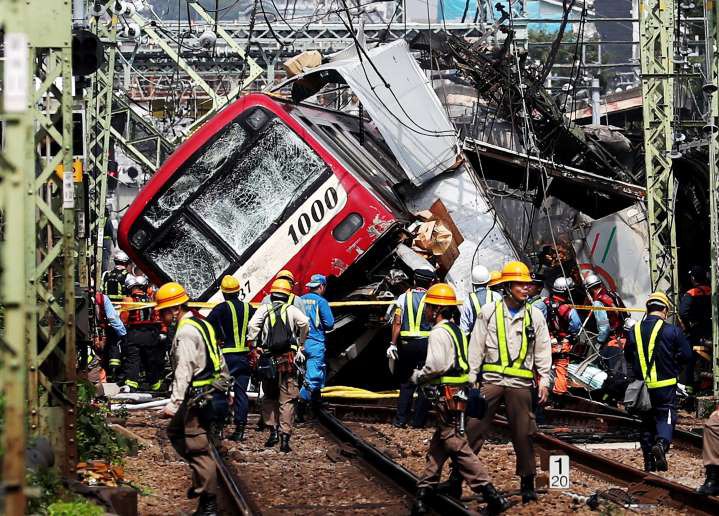При столкновении поезда и грузовика в Японии потерпели 32 человека