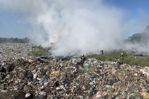 ​В Демидове под Киевом потушили мусор на территории сортировочного завода