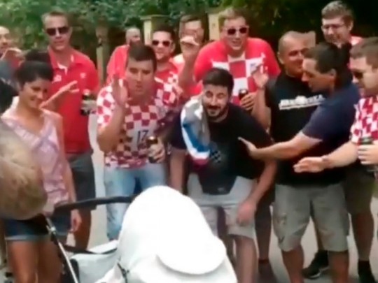 Фанаты сборной Хорватии спели колыбельную крохотной словацкой девочке(видео)