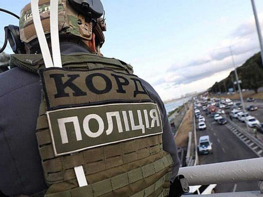 Продемонстрировал спецназу меткость стрельбы: МВД обнародовало новоиспеченное видео с "захватчиком" Моста метрополитен в Киеве