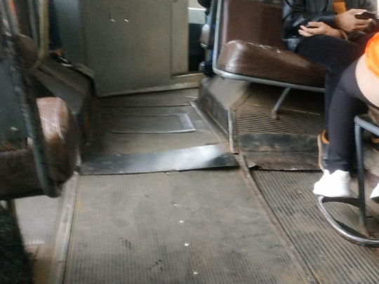Разваливается на ходу: в сети проявили фото и видео ужасного троллейбуса в Житомире