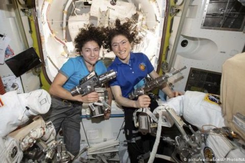 В первый раз в истории в открытый космос с МКС вышли две женщины