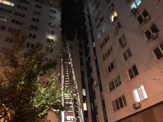 Масштабный пожар в Киеве: пламя обхватило несколько квартир в многоэтажке на Березняках(видео)